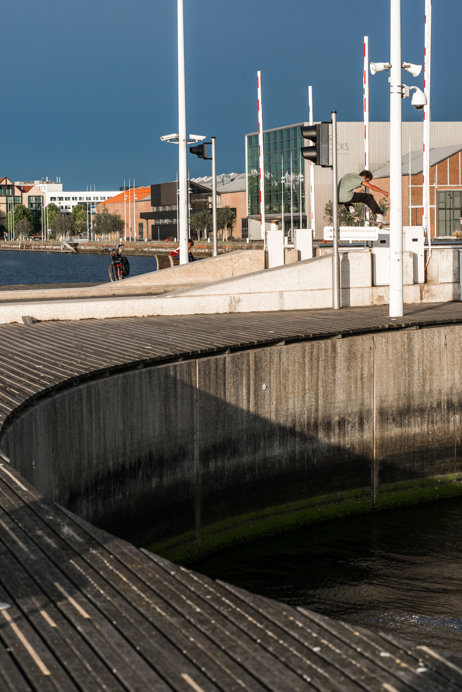 2020.10.14_titus_architektour_-theo_moga_crooked_bump__BD.jpg
