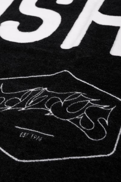 TITUS-Verschiedenes-KEEP-PUSHING-Beach-Towel-180x100cm-black-Rueckenansicht_600x600.jpg